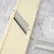 Lade das Bild in den Galerie-Viewer, Benriner Classic Mandoline No. 64, 6,4 cm Gemüsehobel